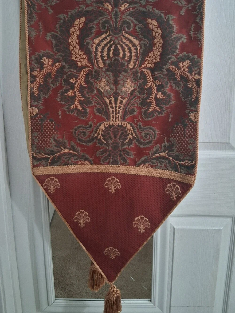 Traditional Damask Table Runner      17